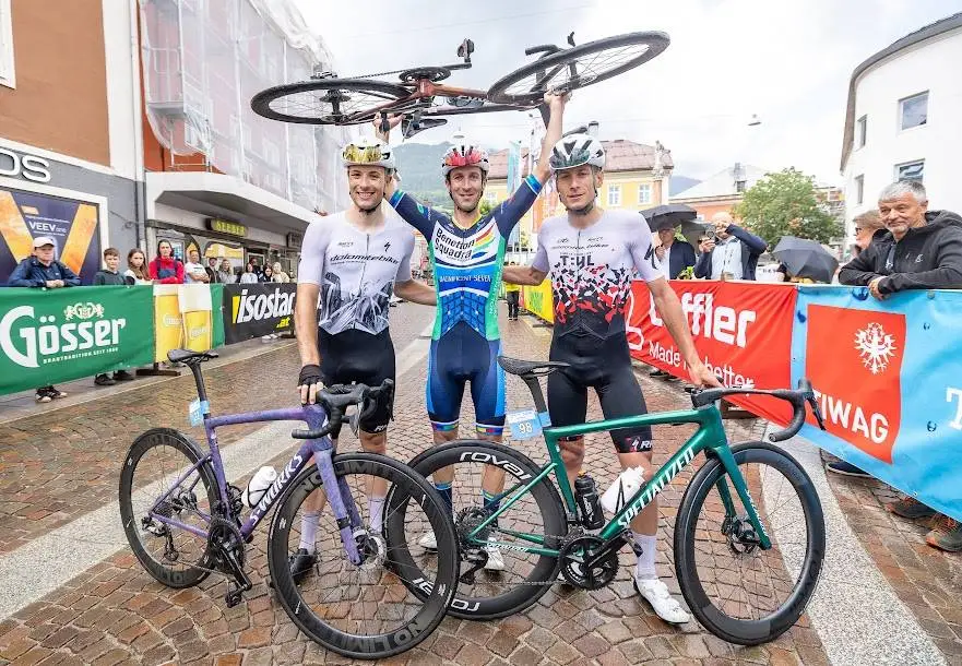 Das Siegerpodium der Dolomitenradrundfahrt über 112 km. Foto: Expa Pictures