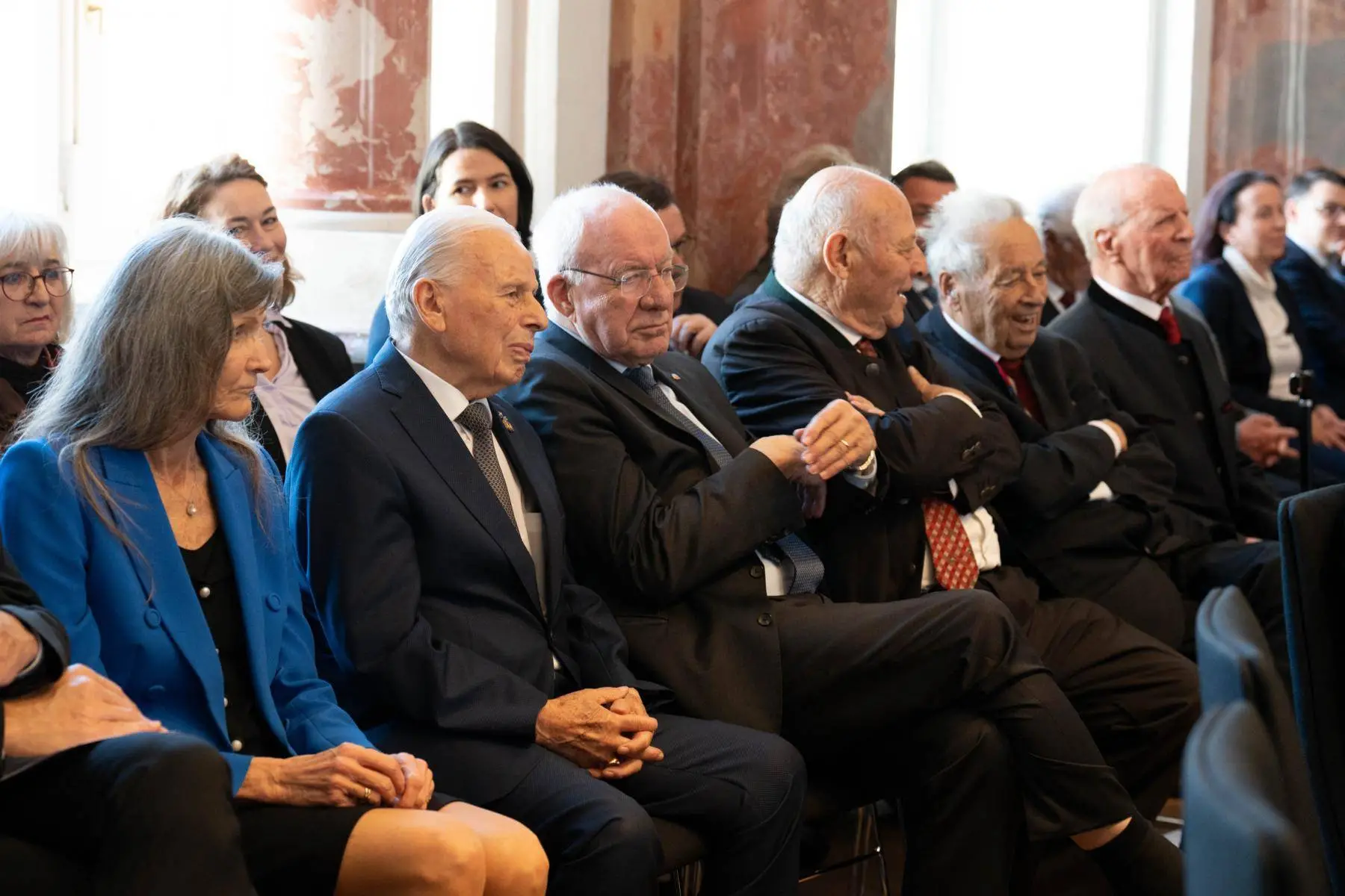 Die RingträgerInnen (v.li.) Ingeborg Hochmair-Desoyer, Arthur Thöni, Herwig van Staa, Luis Durnwalder, Wendelin Weingartner und Alois Partl, Foto: Tiroler Landtag/Oswald