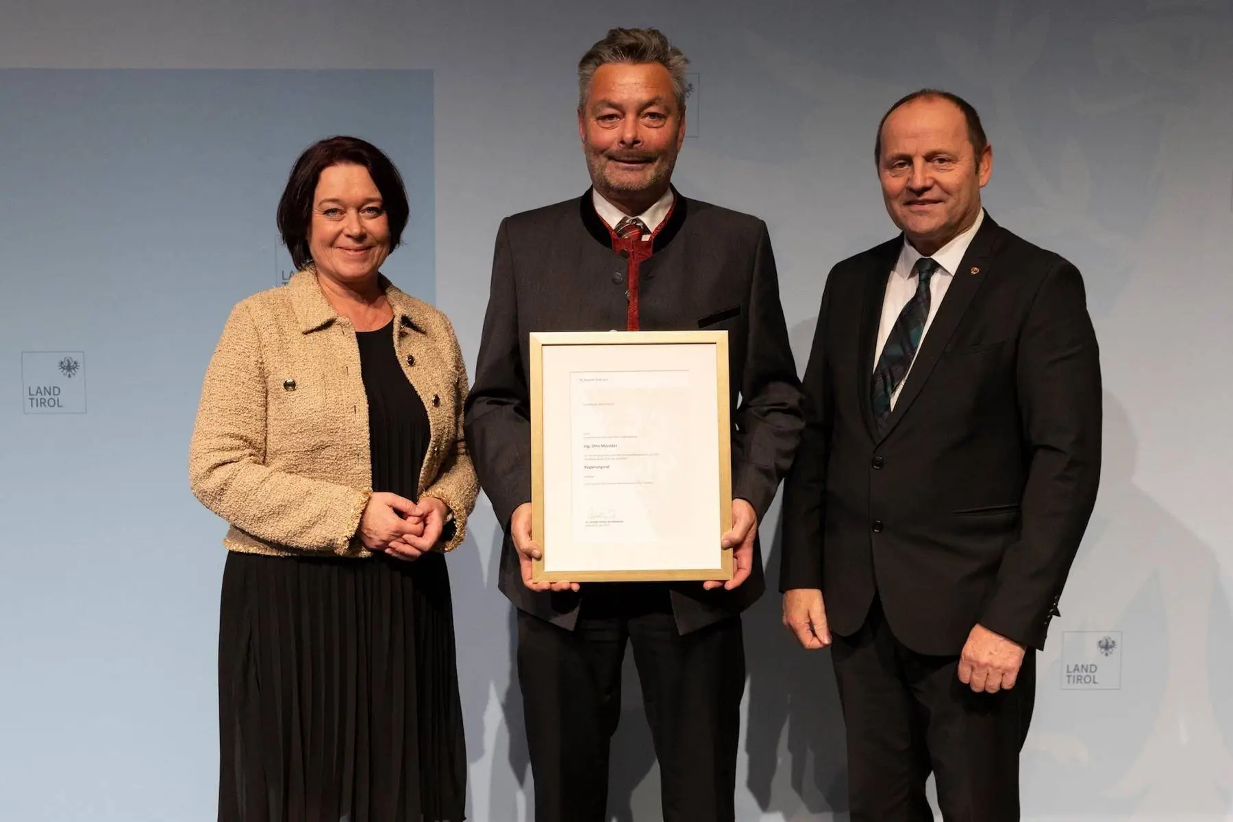 LTPin Ledl-Rossmann und LHStv Josef Geisler mit dem ausgezeichneten Regierungsrat Otto Moroder (Agrar Lienz). Foto: Land Tirol/Sedlak