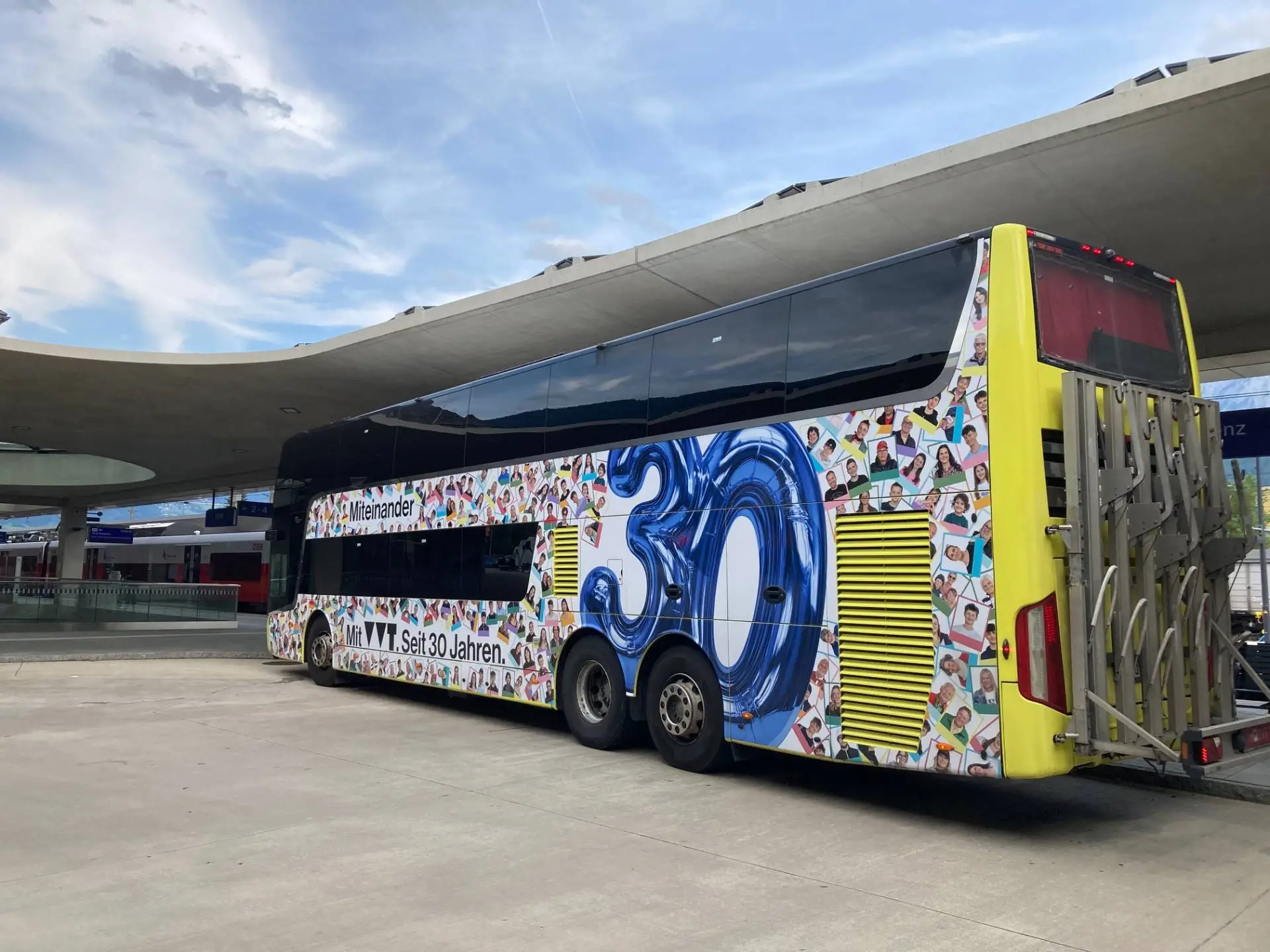 Der Jubiläumsbus 960X am Lienzer Bahnhof kurz vor der Abfahrt nach Innsbruck. Foto: Stangl