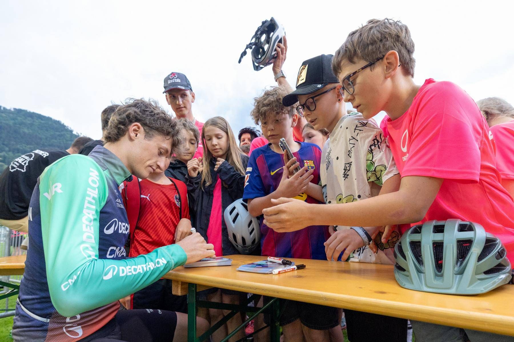 Felix schrieb in seiner Heimat flei&szlig;ig Autogramme