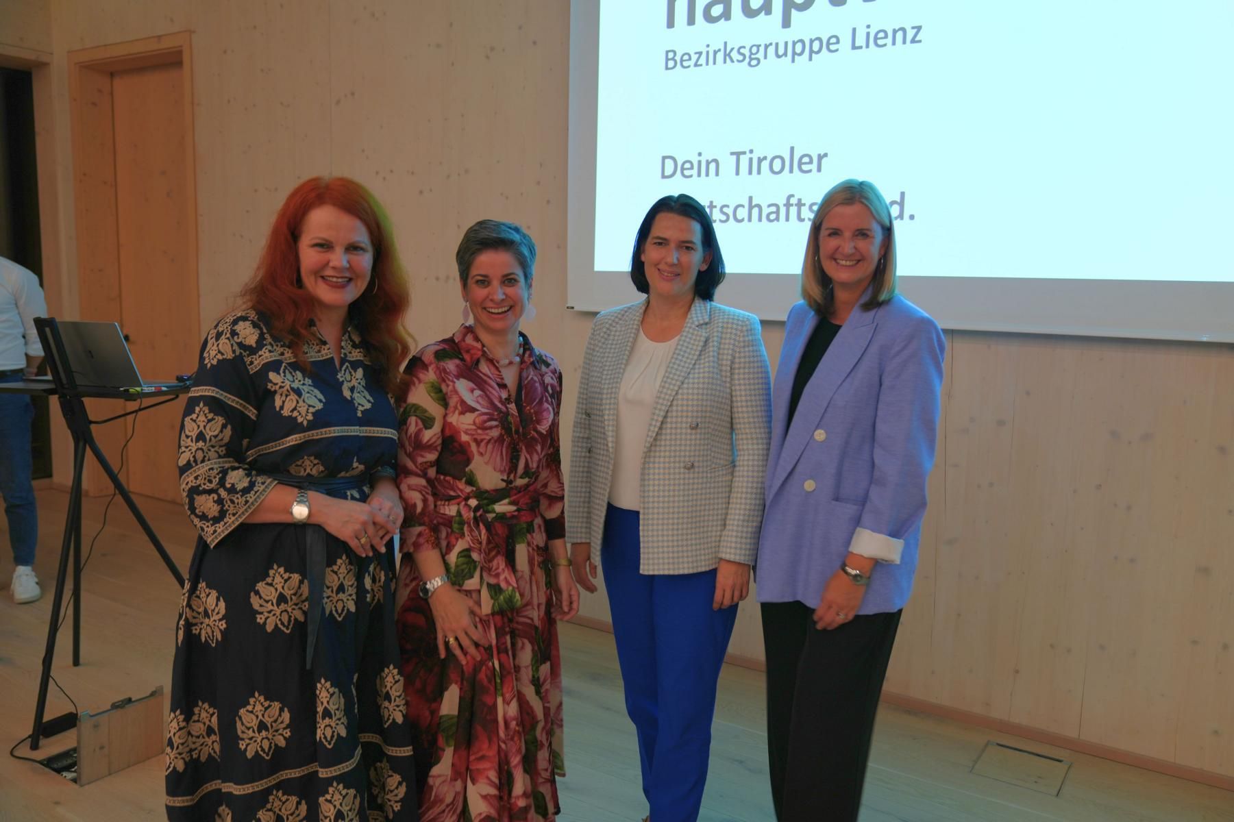 Die wiedergew&auml;hlte Bezirksobfrau freut sich &uuml;ber Unterst&uuml;tzung aus Innsbruck  Foto: Tiroler Wirtschaftsbund.