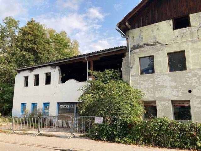 Im Juli ist ein Teil des Daches beim angrenzenden Geb&auml;ude eingest&uuml;rzt und hat einen Feuerwehreinsatz ausgel&ouml;st. Seither war der angrenzdende Spielplatz gesperrt. Foto: Stangl