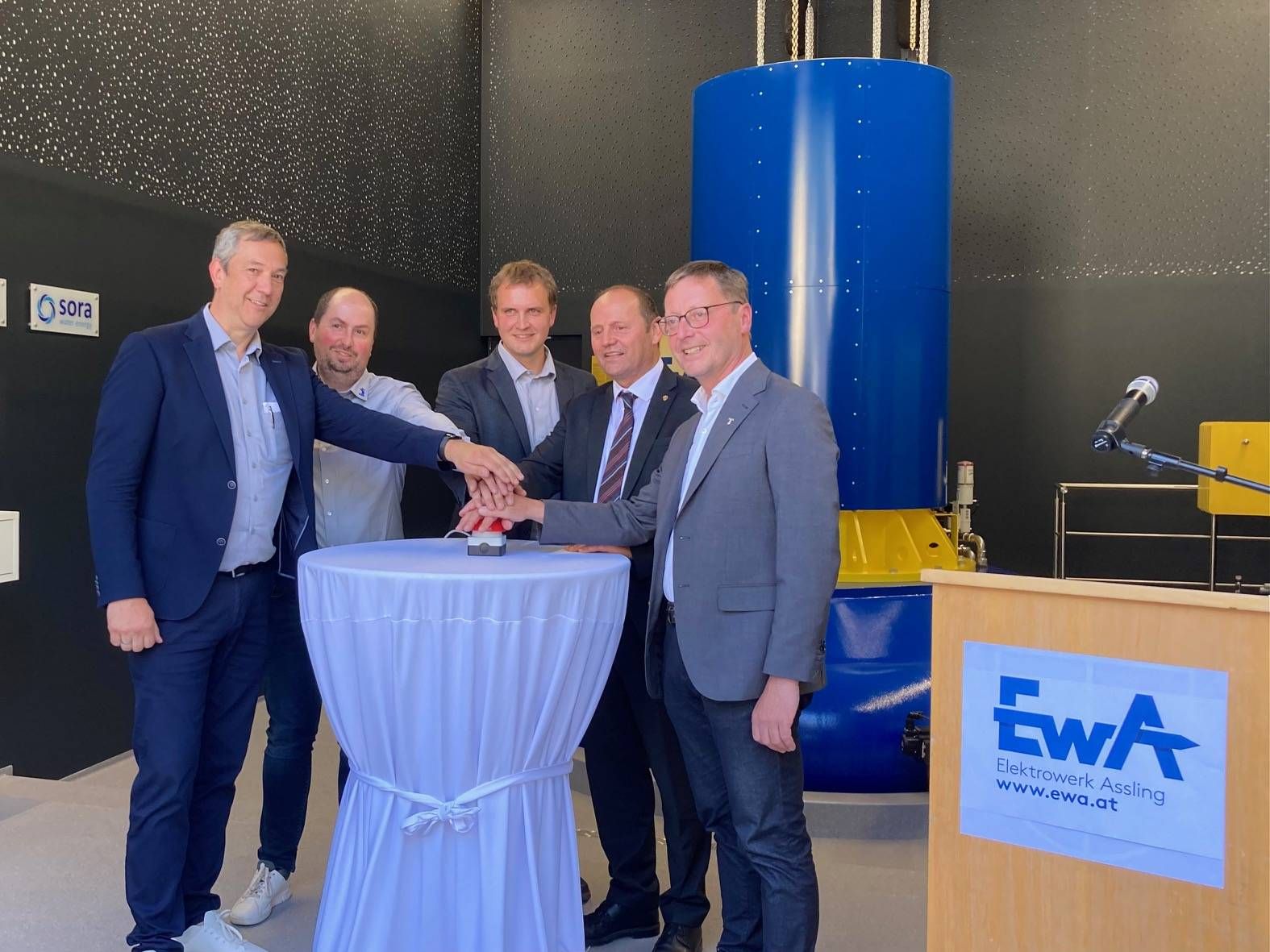 Sie dr&uuml;ckten den "roten Knopf" um das Kraftwerk zu starten: vl: GF Harald Stocker, Betriebsleiter Markus Weis,   Obmann Markus Stocker, LHStv. Josef Geisler und Dekan Franz Troyer. Foto: Stangl