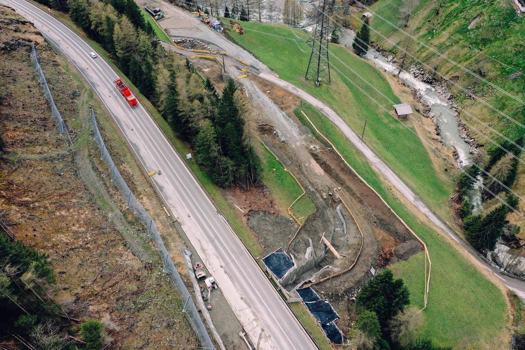 Unter der Felbertauernstra&szlig;e wird der Aushub f&uuml;r die Druckrohrleitung vorbereitet.