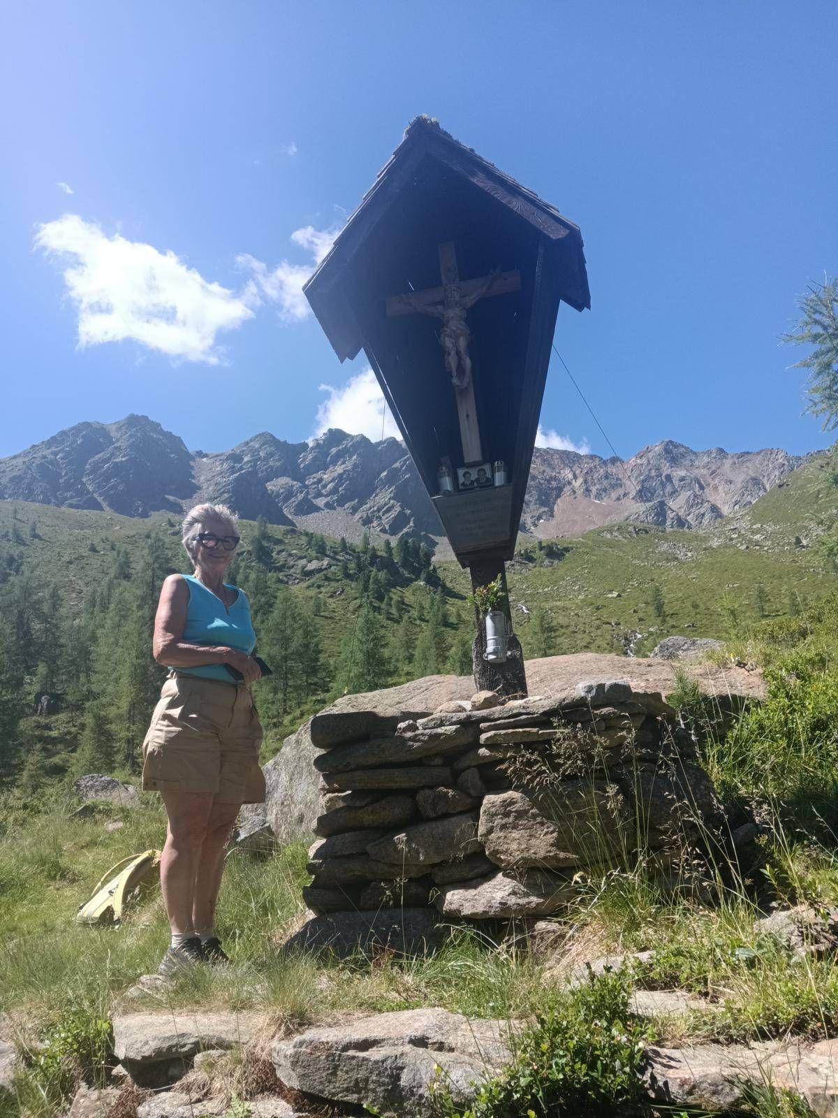 Maria Lobenwein beim "Groger-Kreuz" bei der Lienzer H&uuml;tte. Foto: privat