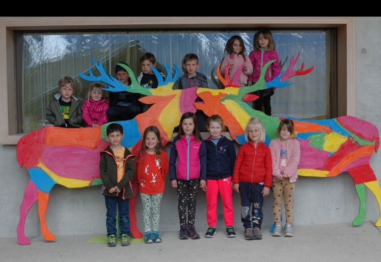 Bunte Hirsche zeigen den Abstand im Wildpark Assling