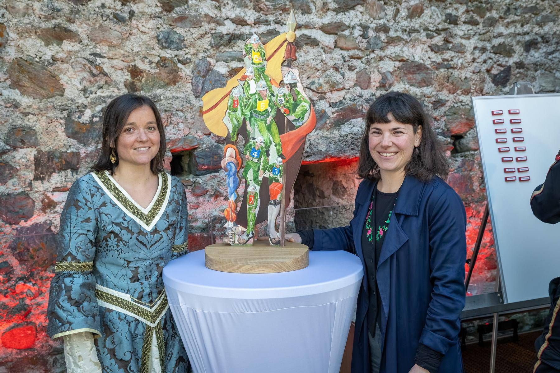Julia Walder und Ilona Rainer-Pranter mit dem "Heiligen Florian", der Siegertroph&auml;e f&uuml;r die Gewinner des FireCups 2025. Foto: Toni Au&szlig;erlechner