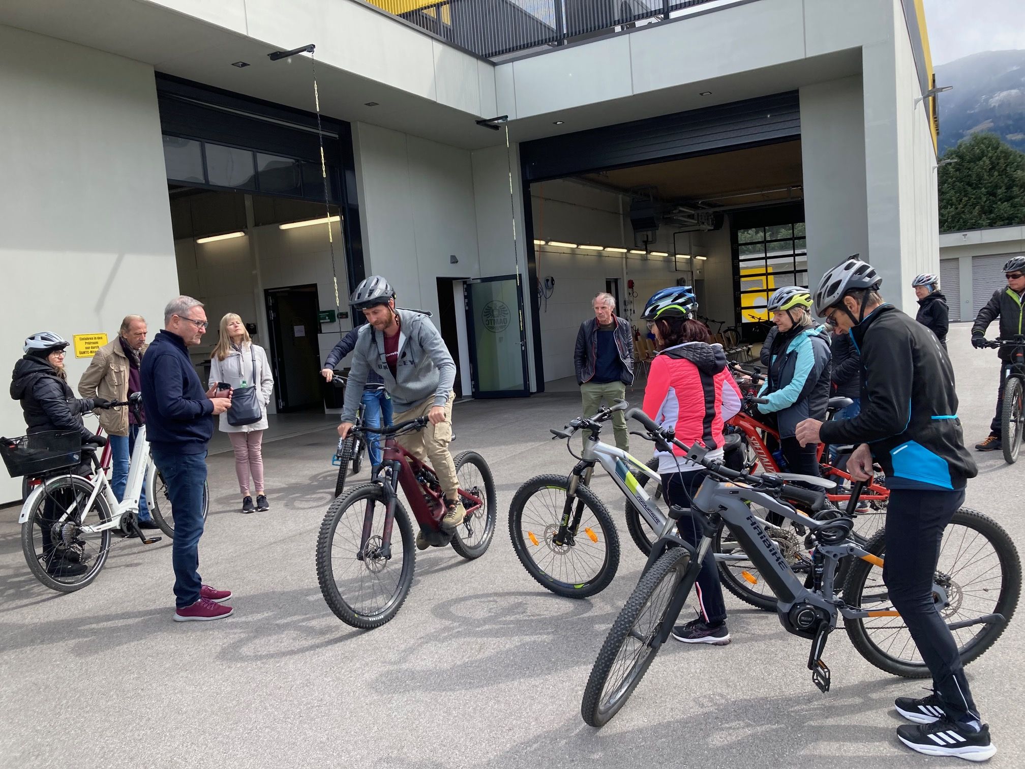 Gro&szlig;es Interesse beim E-Bike-Sicherheitstag, den die &Ouml;AMTC-Bezirksgruppe in Kooperation mit DolomiteBike Ende April organisiert hat. Dieses Angebot ist auch im n&auml;chsten Jahr wieder geplant. Foto: Stangl