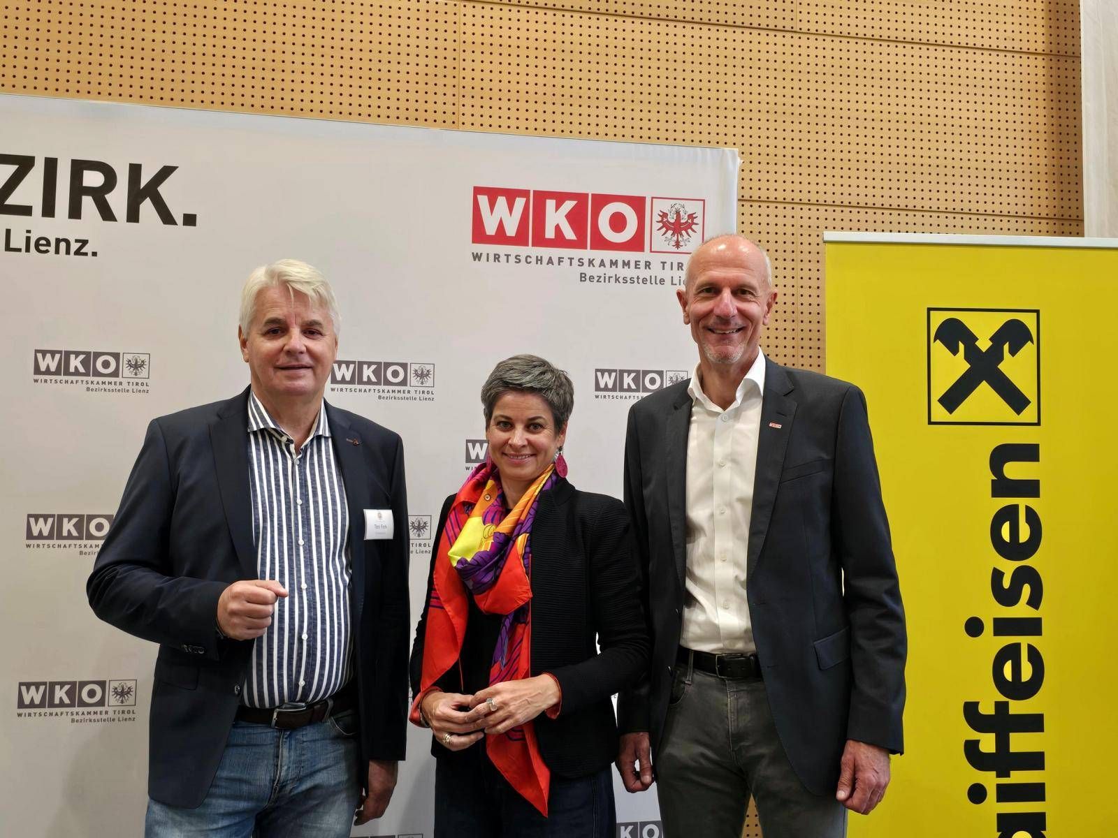 Toni Ferk (Sales Teams&More), Michaela Hysek-Unterweger (WK-Bezirksobfrau) und Bezirksstellenleiter Johann Kollreider. Foto: WK Lienz
