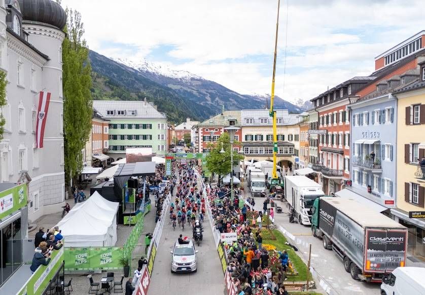 Start der 5. und letzten Etappe der Tour of the Alps 2025. Foto: Expa Groder