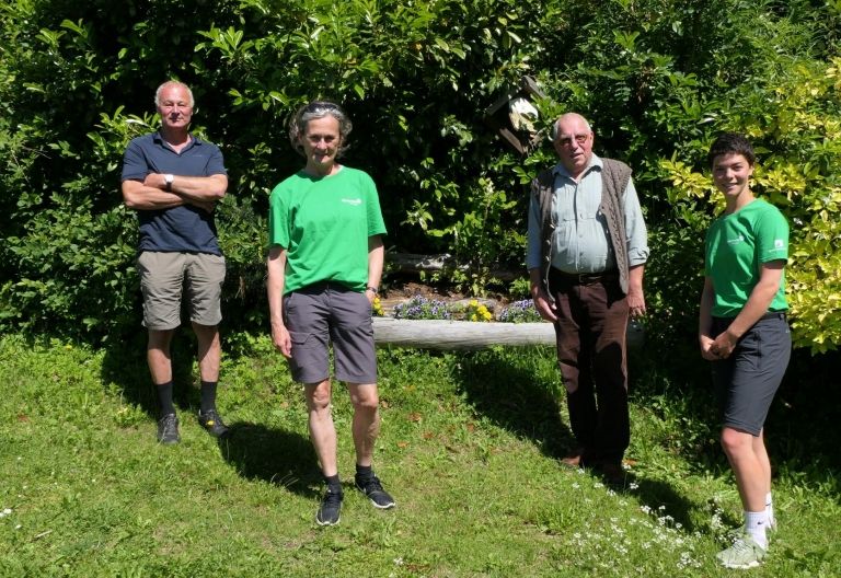 F&uuml;nf Freiwillige arbeiten auf der Umweltbaustelle im Debanttal 