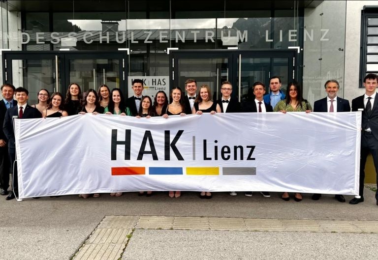 HAK-Maturaklasse freut sich &uuml;ber "wei&szlig;e Fahne"