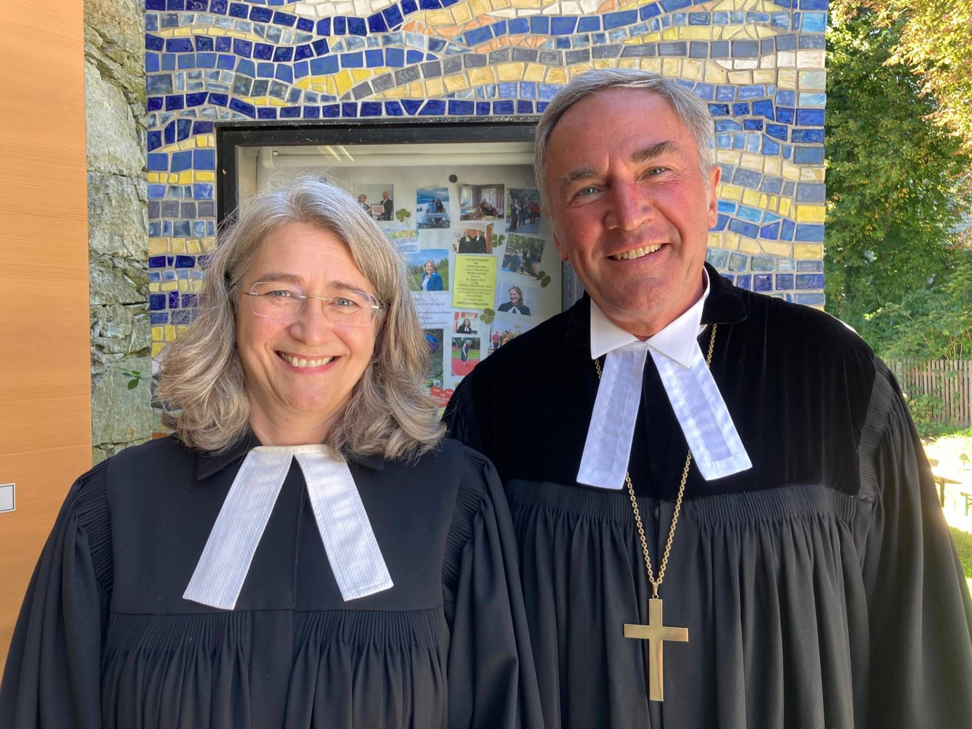 Pfarrerin Margit Leuthold und Superintendent  Manfred Sauer vor der Entpflichtung. Foto: Stangl