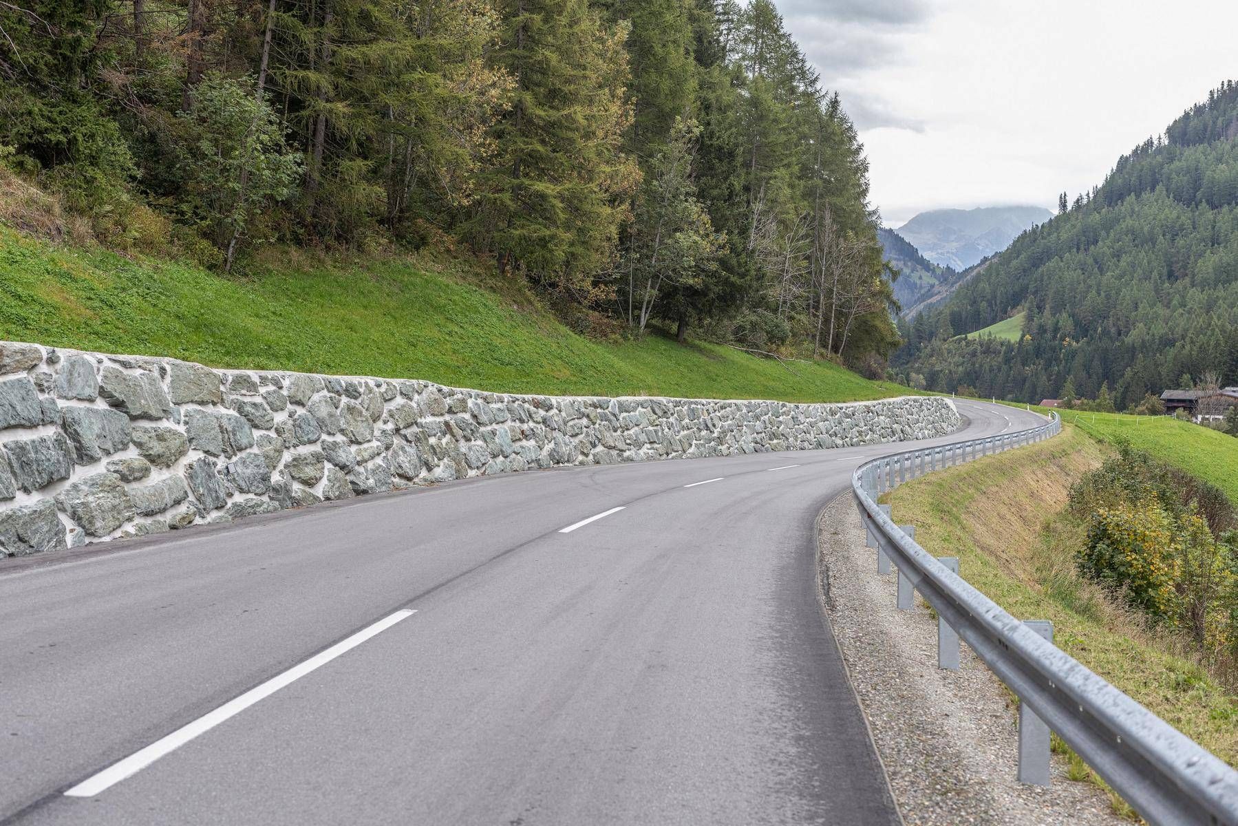 Im Abschnitt Replerbichler &ndash; zwischen den Kilometern 15,06 und 15,76 &ndash; wurde die L24 in Pr&auml;graten umfassend saniert und an aktuelle Anforderungen angepasst. Foto: Land Tirol/Brunner
