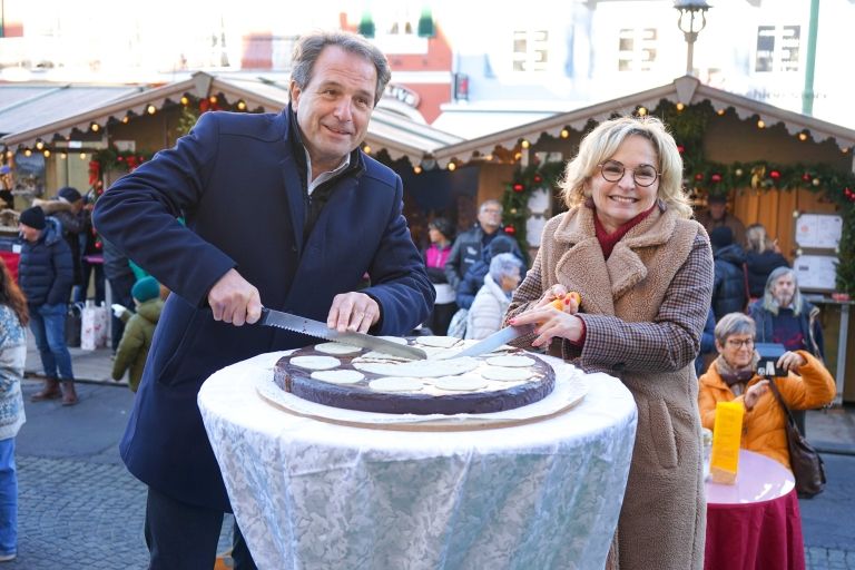 Lienz: Fr&ouml;hliche Stimmung bei der Adventmarkt-Er&ouml;ffnung 