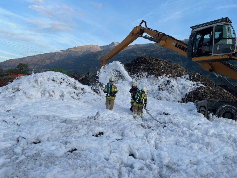 Feuerwehr l&ouml;scht M&uuml;llberg in Nu&szlig;dorf-Debant
