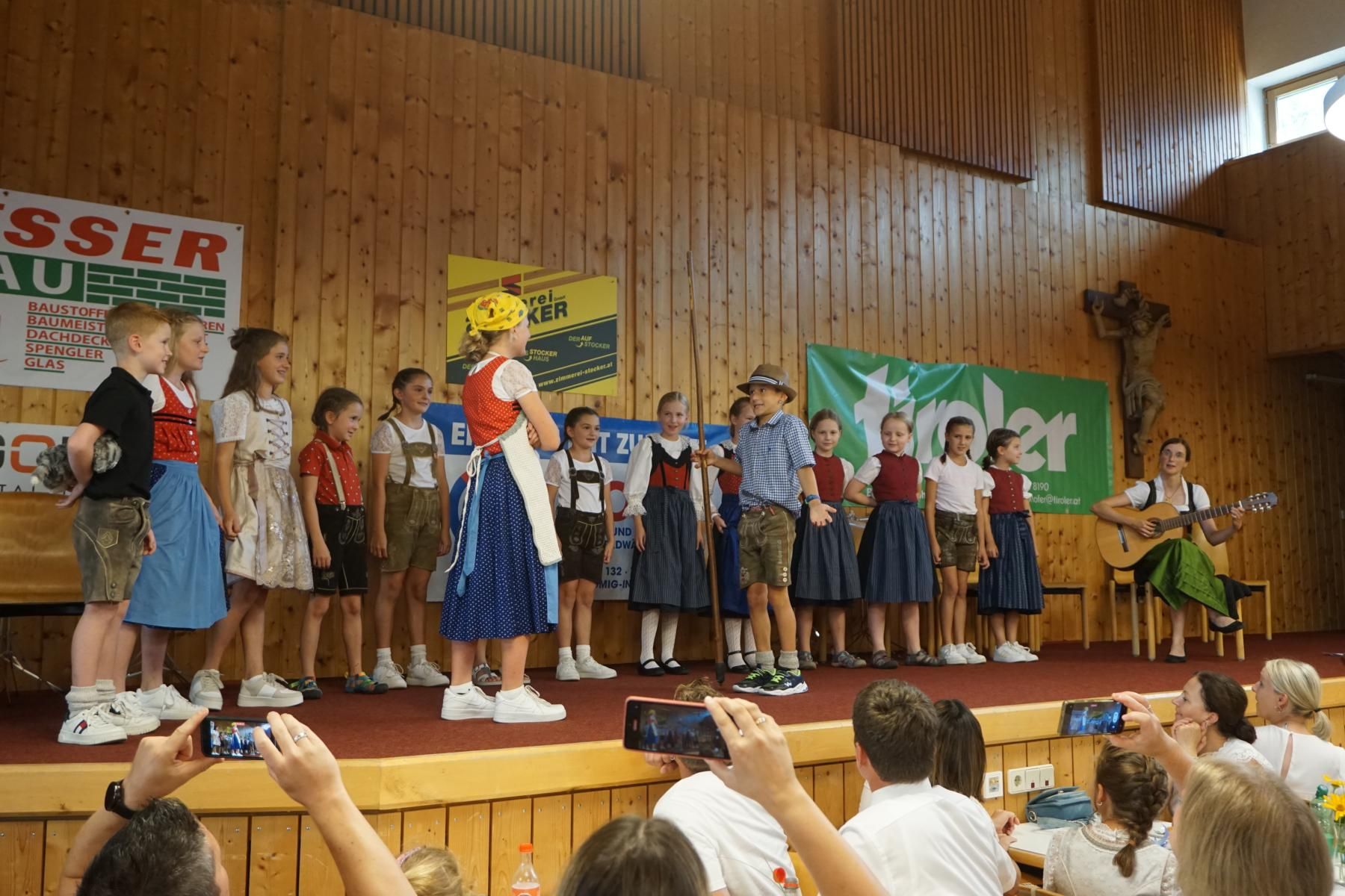 Der Kinderchor zeigte sich neben dem Singen auch mit einem kleinen Schauspiel. Foto: Magdalena Pircher