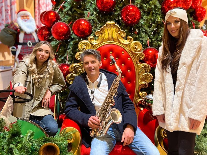 Judith Lisa Bogusch (l.) und Sara K&ouml;ll alias Sara de Blue mit Wolfram Dullnig von &bdquo;Saxolution&ldquo;.