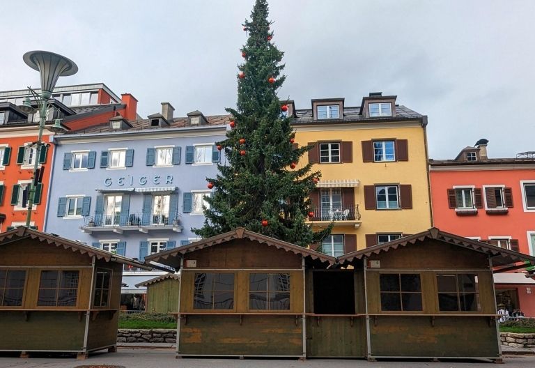 Fast alle H&uuml;tteln f&uuml;r den Adventmarkt Lienz stehen bereits