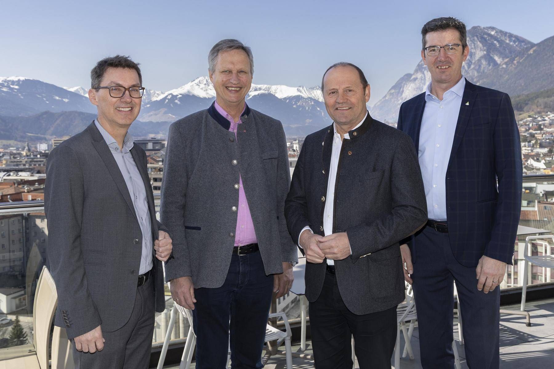 Pr&auml;sentierten die Ma&szlig;nahmen zum Schutz vor Naturgefahren in Tirol 2025 (v.l.): Markus Federspiel (Vorstand Abteilung Wasserwirtschaft), Landesforstdirektor Josef Fuchs, LHStv Josef Geisler und Gebhard Walter (Leiter Sektion Tirol der WLV). Foto: Die Fotografen