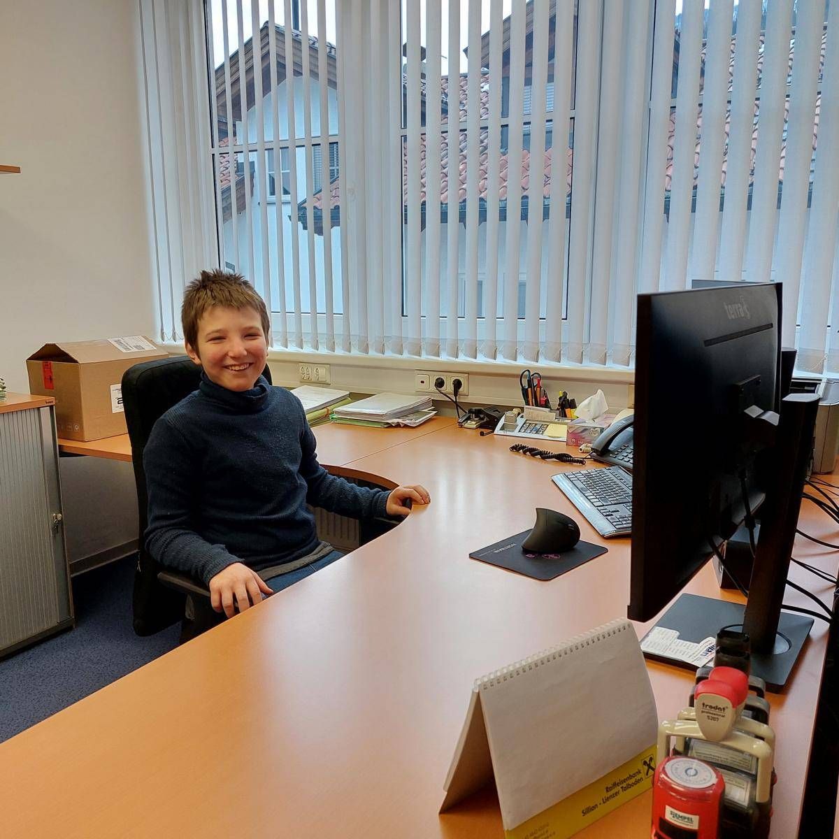 Magnus konnte auch mal kurz in die Rolle eines Gemeindemitarbeiters schl&uuml;pfen.