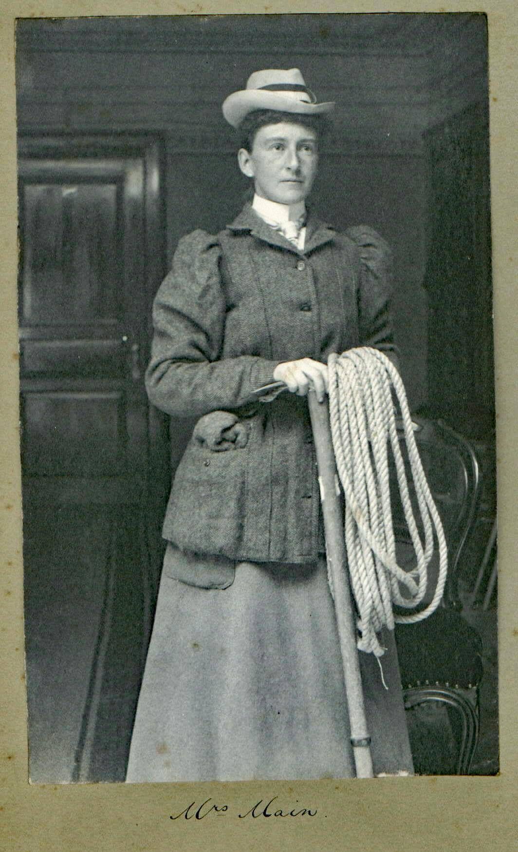 Elizabeth Main in damaliger &bdquo;Bergsteigerkluft&ldquo;, 1883 (Fotograf: Unbekannt)