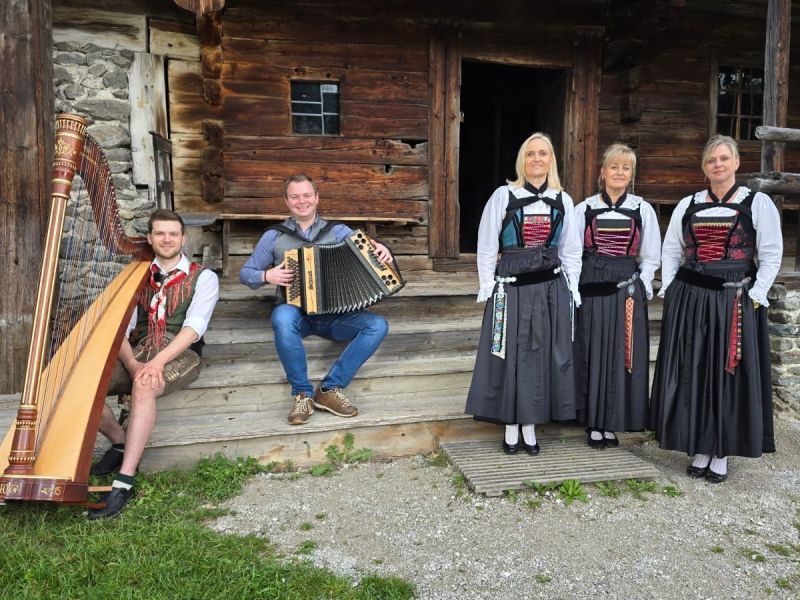 Der Dreigesang &bdquo;Matreier S&auml;ngerinnen&ldquo; mit Begleitung.