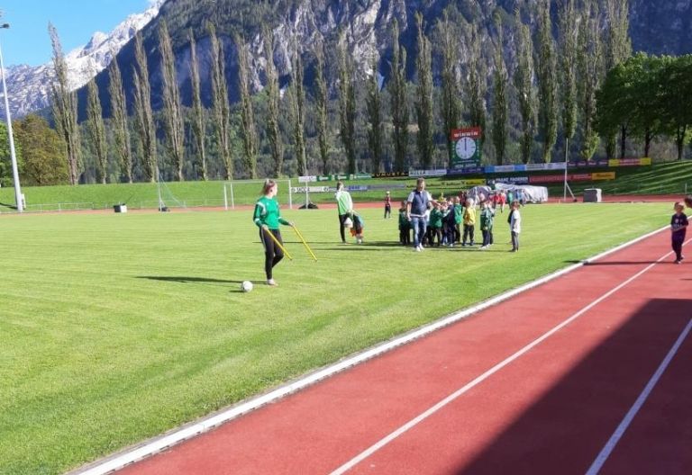 Bewegungshungrige Kinder &bdquo;st&uuml;rmen&ldquo; das Stadion