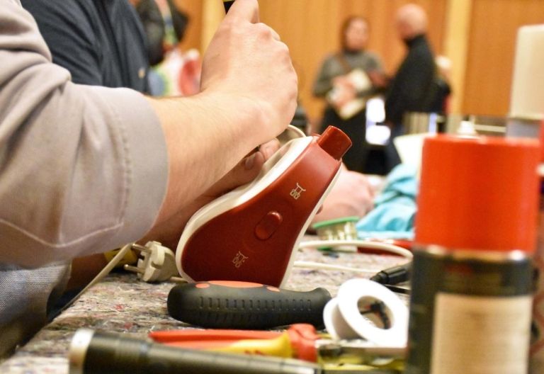 Reparieren statt Wegwerfen: 10 Jahre Repair Cafes in Tirol