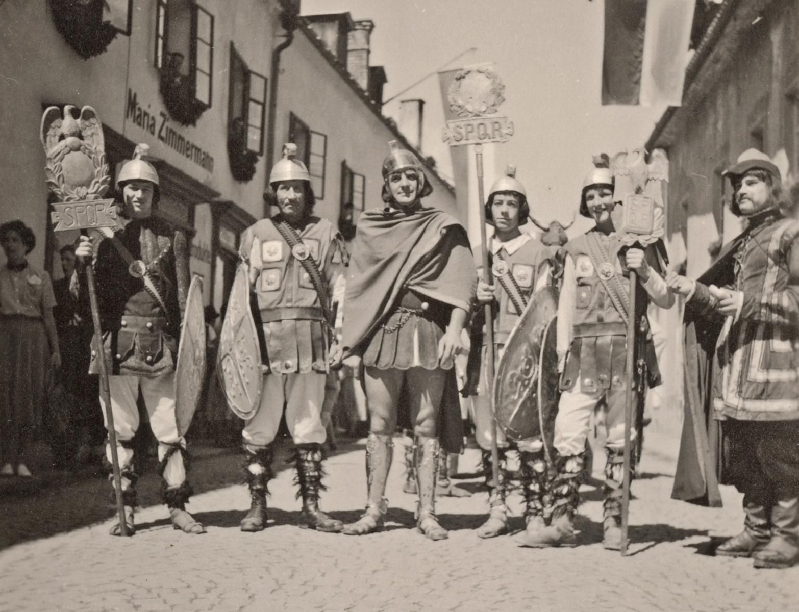 Das Titelblatt des Kalenders zeigte eine als R&ouml;mer verkleidete Gruppe bei der 700-Jahr-Feier 1952 (Foto: Sammlung Heinz Mosser &ndash; TAP)