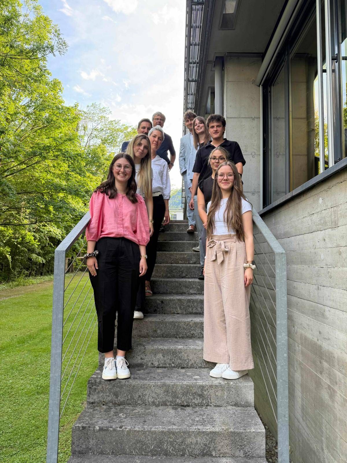 Die neuen Profis in Betriebswirtschaftslehre. Vorne nach hinten (links): Corinna Mayr, Yvonne Kratzer, Luzia Pichler, Vorsitzender Mag. DI (FH) Herwig Senfter, Walter Patterer (WIFI)
Vorne nach hinten (rechts): Hannah Scherer, Anna Lena Winkler, Patrick Lobenwein, Katharina Lusser, BA (Trainerin); Dr. Stephan Hofmann, MSc. (Pr&uuml;fer).