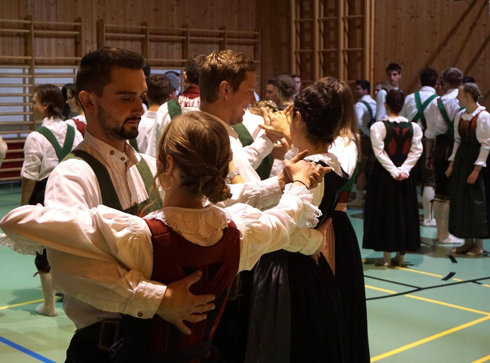 Mitglieder der Jungbauernschaft aus allen Regionen Osttirols sind bei der Er&ouml;ffnung dabei. Foto: Magdalena Pircher
