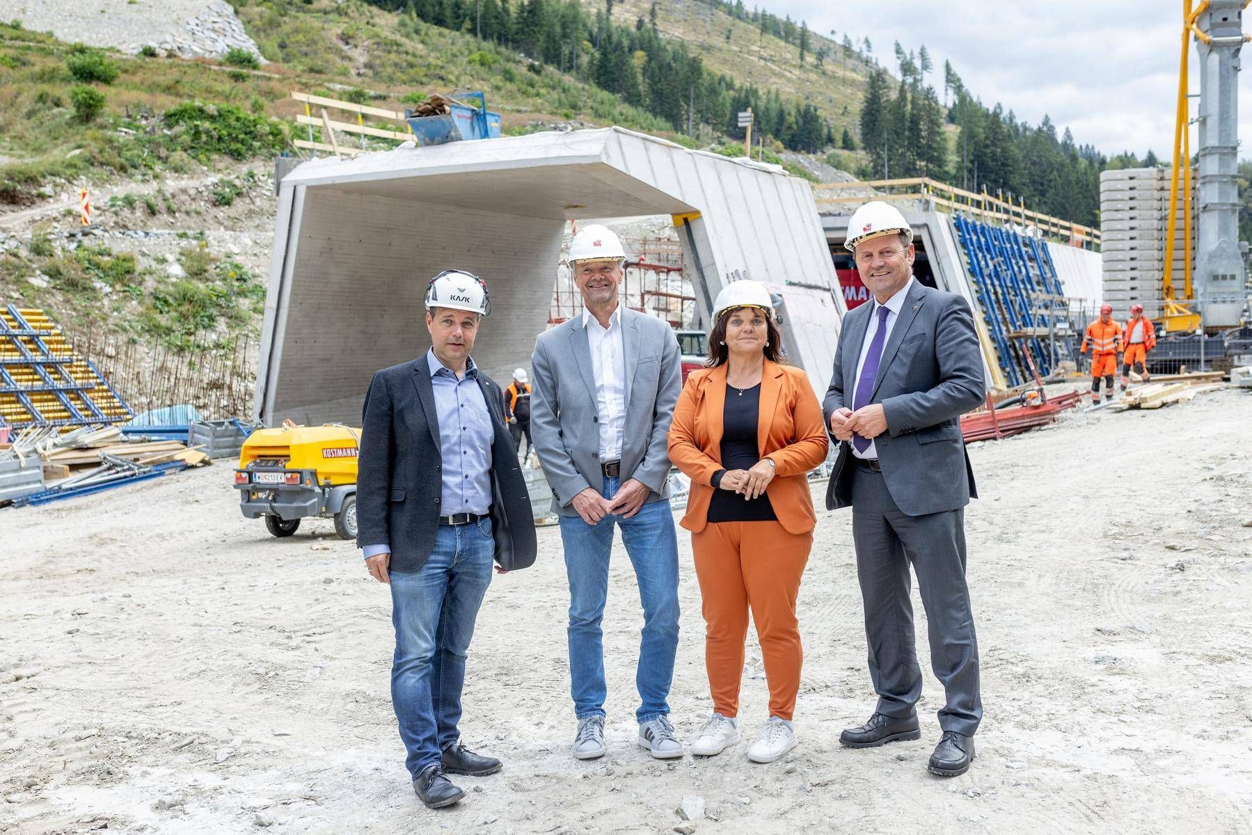 Beim Lokalaugenschein in Kals Ende September (v.l.): Johannes Nemmert, Christian Molzer, Bgm. Erika Rogl, LHStv Josef Geisler. Foto: Land Tirol/Brunner