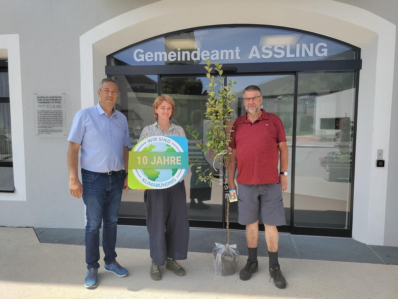 Vizeb&uuml;rgermeister Harald Stocker freut sich zusammen mit Maria Legner vom Klimab&uuml;ndnis und Hannes Gamper vom Energieausschuss &uuml;ber das Jubil&auml;um. Foto: Klimab&uuml;ndnis Tirol