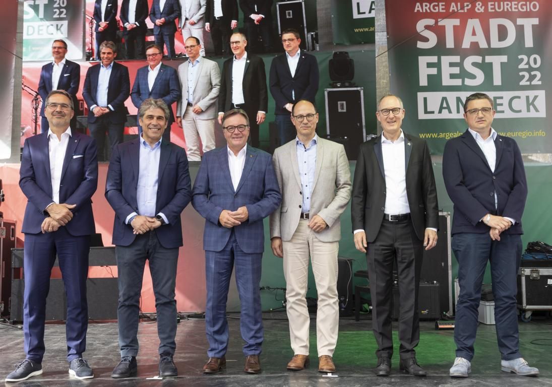Das ARGE ALP/Euregio-Fest in Landeck besuchten (v. l.) LH Arno Kompatscher (S&uuml;dtirol), Untersekret&auml;r Alan Christian Rizzi (Lombardei), Tirols Landeshauptmann G&uuml;nther Platter, Regierungsrat Marc M&auml;chler (St. Gallen), Regierungsrat Christian Rathgeb (Graub&uuml;