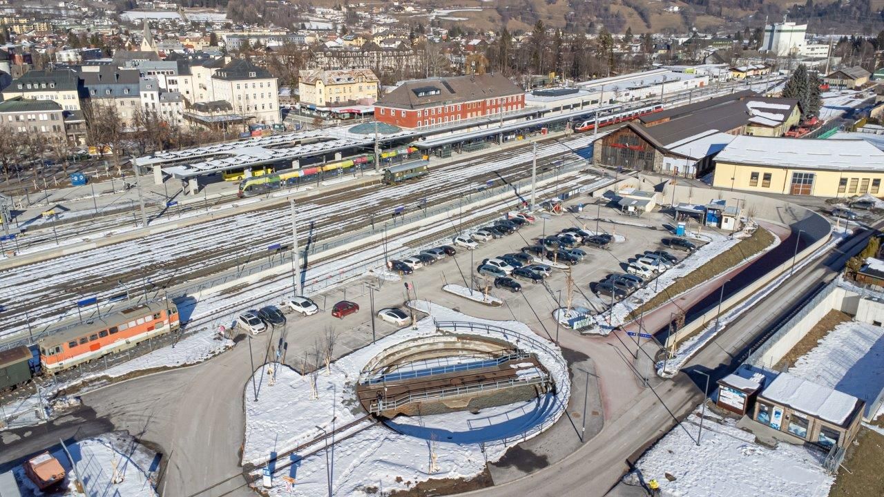 Die Rail&Drive-Autos stehen am Park&Ride-Parkplatz beim historischen Lok-Drehkreuz, Foto: Brunner Images