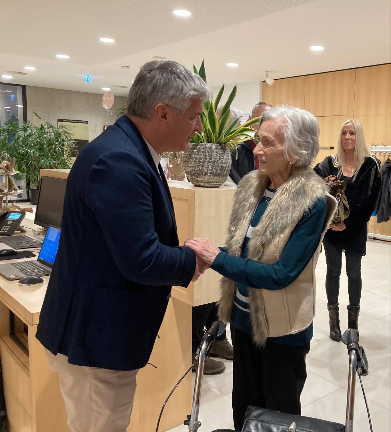 Auch Heimleiter Franz Webhofer gratulierte Karolina Eder. Foto: Stangl