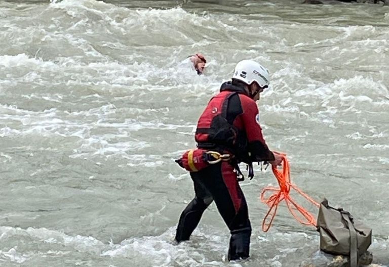 Wasserrettung sichert Gefahrenstelle in Isel ab