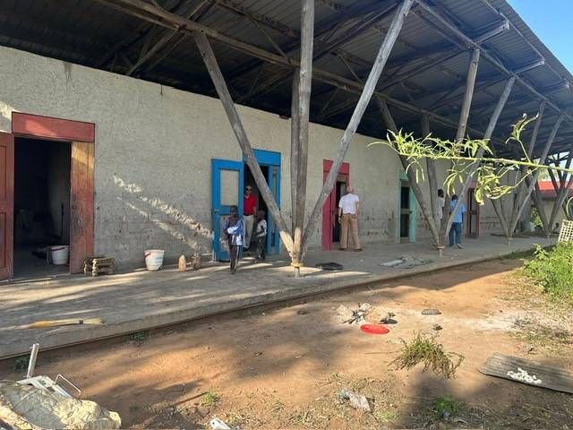 Die Gesundheitsstation in Mondikolok steht noch, wurde aber gepl&uuml;ndert und ist desolat. Foto: OfM/Kr&ouml;sslhuber