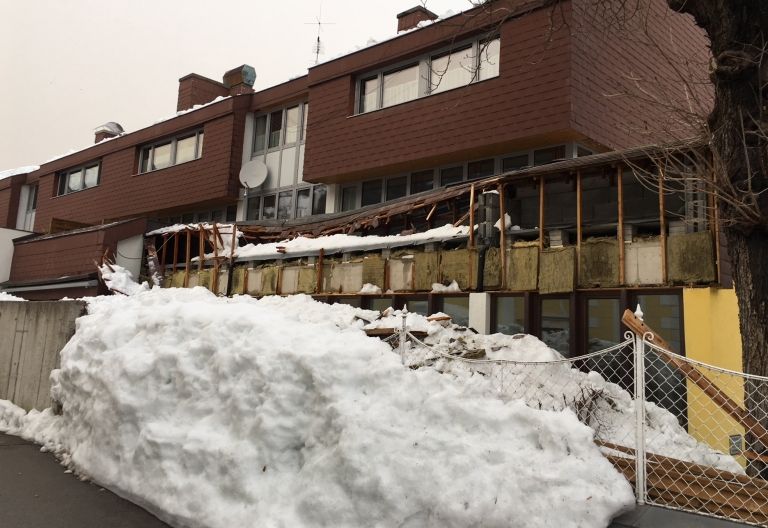 Schaden durch Dachlawine am Kolpinghaus Lienz