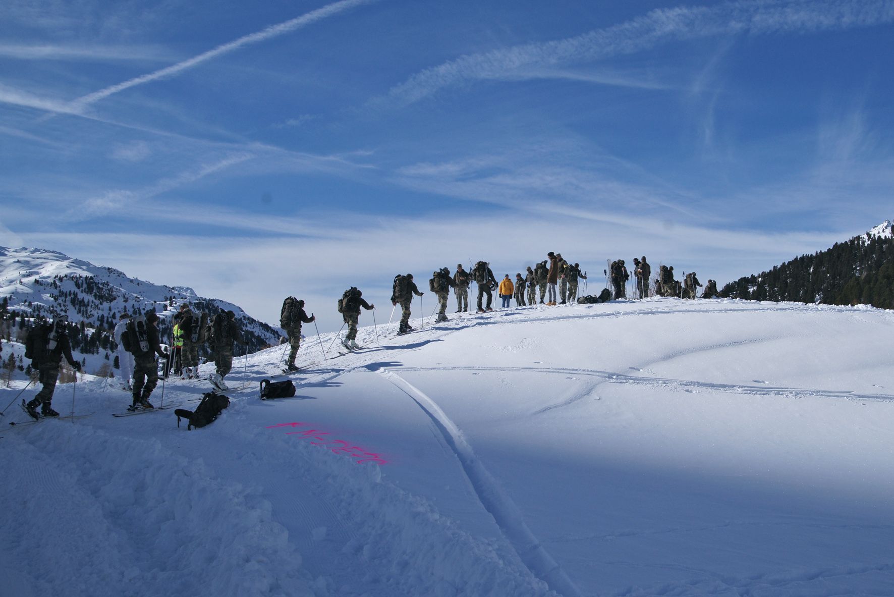 Lawineneinsatzzug aus Lienz trifft am Lawinenkegel ein. Foto: JGB24 Kurnik