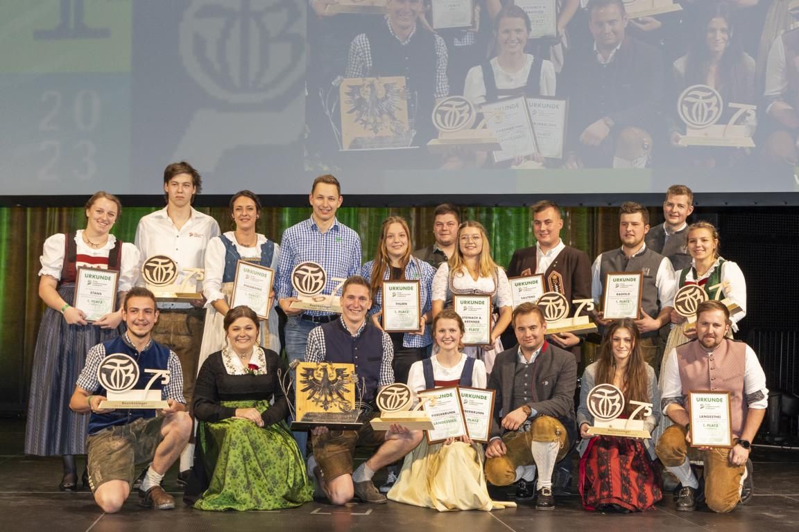 Projektpr&auml;mierung: Die JB/LJ Fieberbrunn freut sich &uuml;ber den Landessieg von &bdquo;75 Stunden voller Mehrwert&ldquo;, mit ihrem Projekt. Nachhaltige M&uuml;llk&uuml;bel f&uuml;r die Gemeinde Fieberbrunn. Foto: Die Fotografen