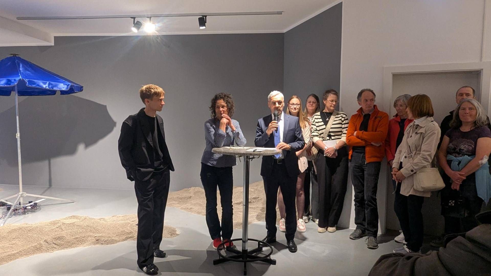 vl. K&uuml;nstler Daniel Leiter, Kuratorin Silvia H&ouml;ller und Karl Brunner (RLB Direktor Lienz) und G&auml;ste