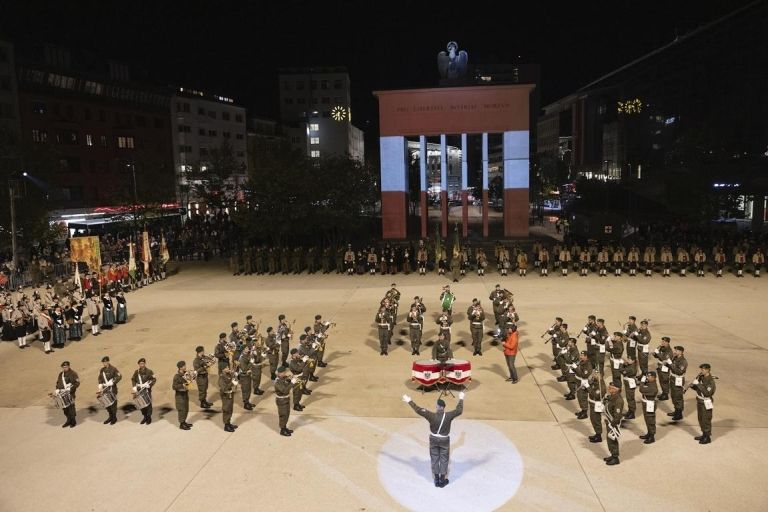 Innsbruck: Traditioneller Zapfenstreich am Landhausplatz