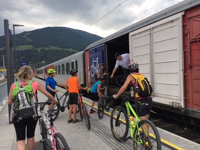 Lokalaugenschein am neuen Radbahnsteig