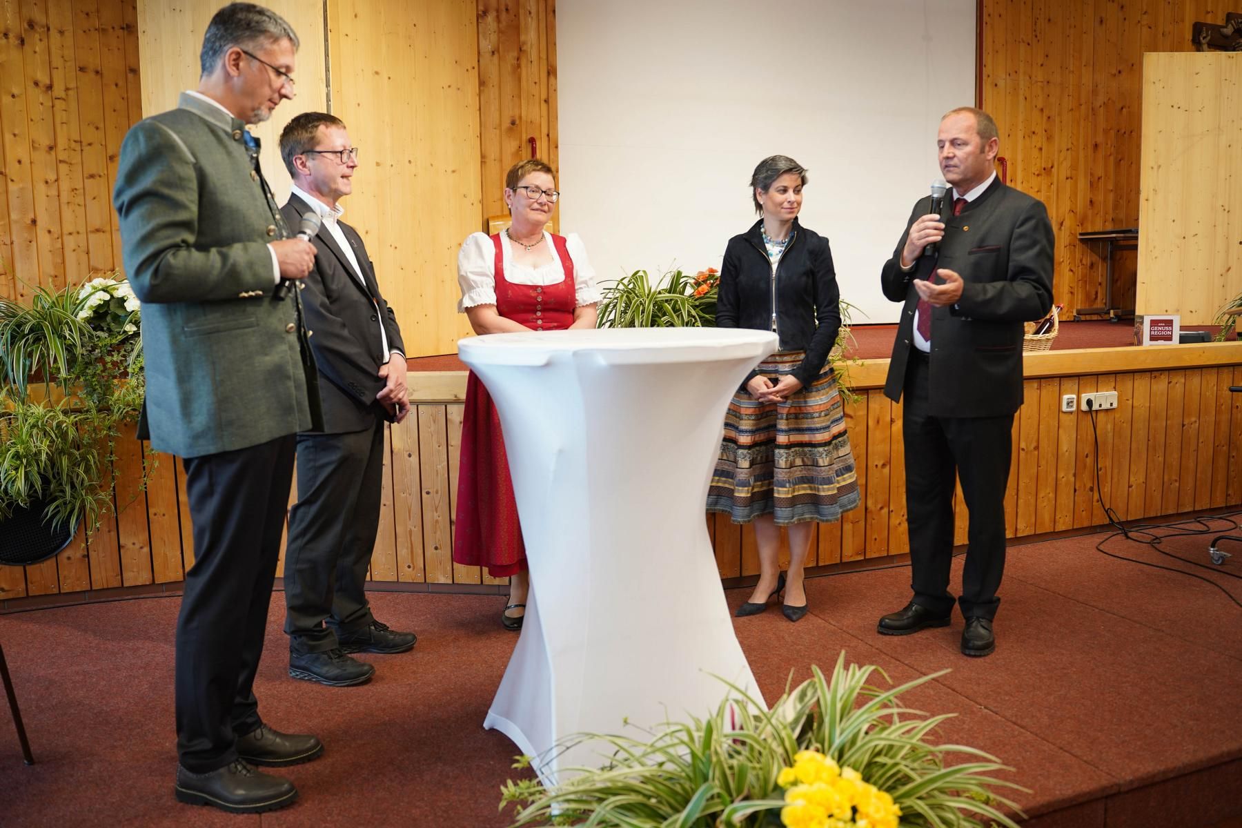 v.l.: Direktor Markus Einhauer, Dekan Franz Troyer, Bezirksb&auml;uerin Karin Huber, Wirtschaftskammerobfrau Michaela Hysek-Unterweger und LHStv Josef Geisler, Foto: LLA Lienz