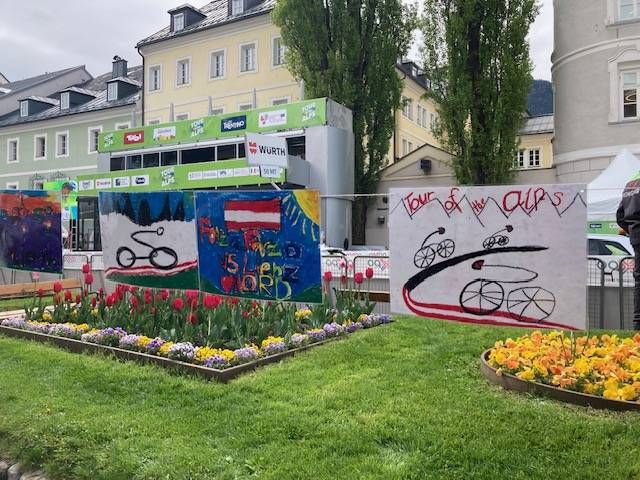 Die Sch&uuml;lerInnen der VS Nord begr&uuml;&szlig;ten die Radsportler mit eigenen Zeichnungen, die am Hauptplatz ausgestellt waren. Foto: Stangl