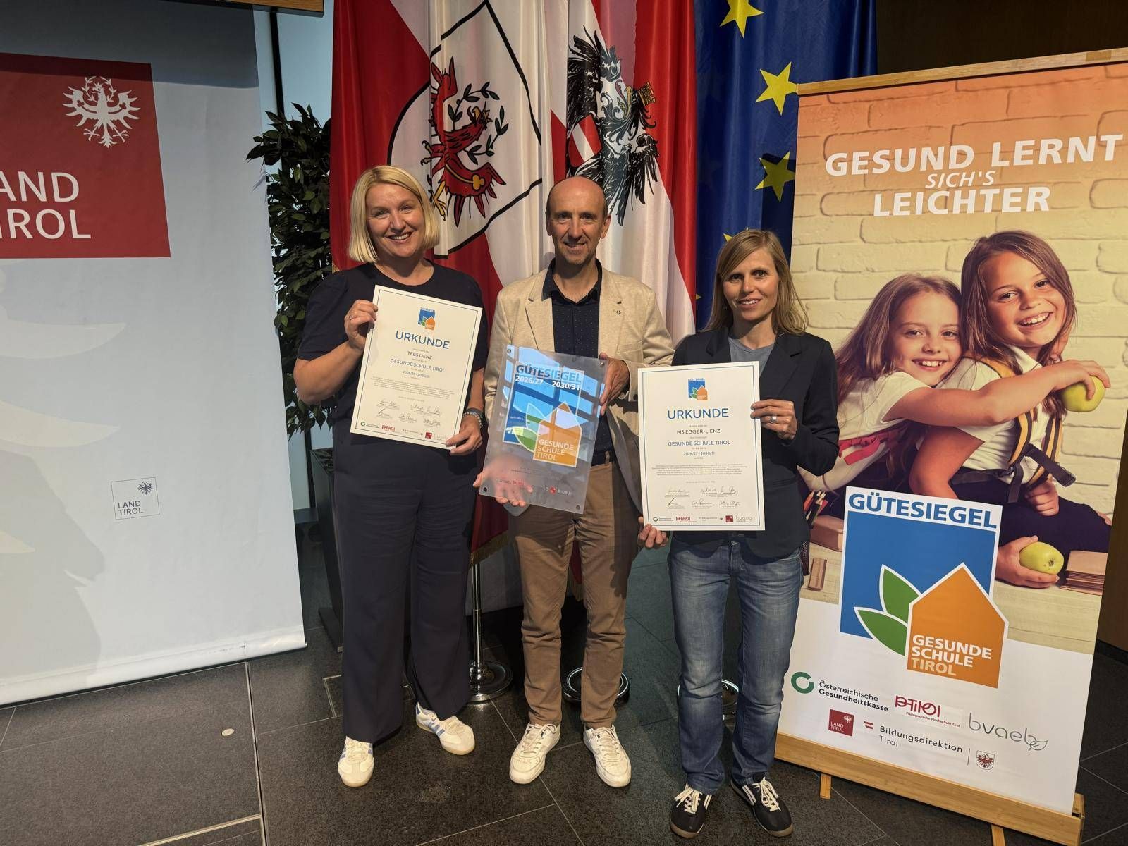 v.l.n.r.: Annelies Senfter und Dir. Klaus Oberegger von der TFBS Lienz, Katrin Janzen von der MS Egger-Lienz, Foto: TFBS