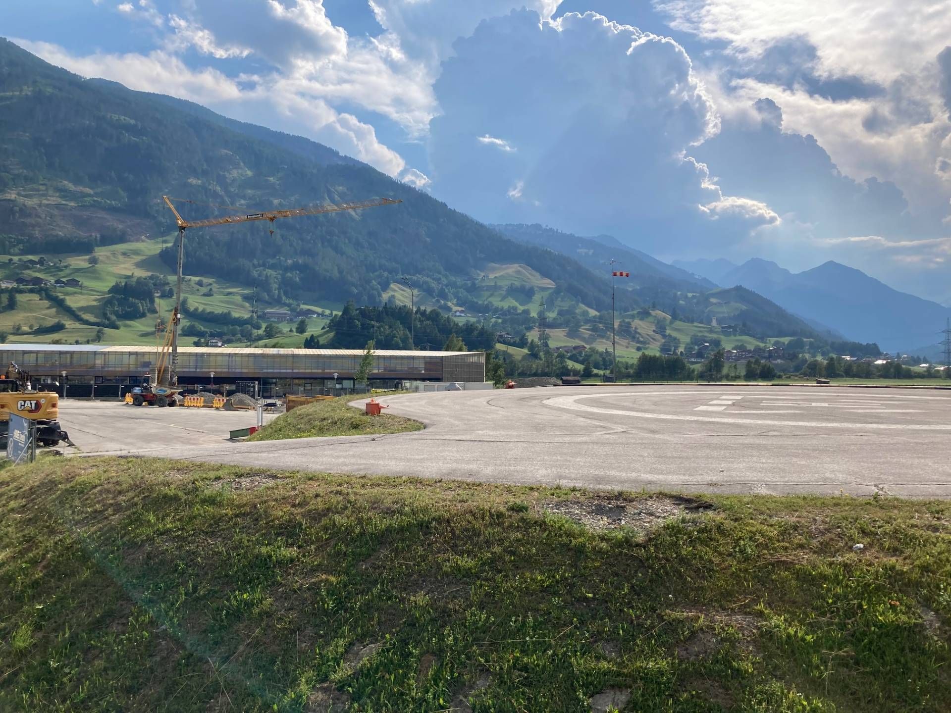Die Bauarbeiten beim Heliport neben dem Matreier Tauernstadion laufen bereits. Foto: Stangl